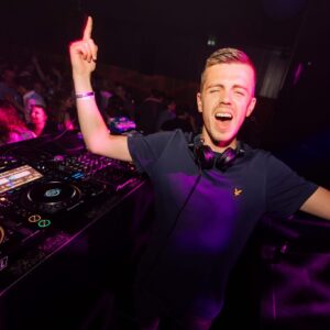 Dansen-Bij-foto-TONI3-achter-DJ-set